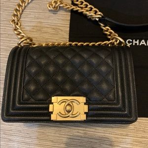 Chanel caviar médium boy flap black